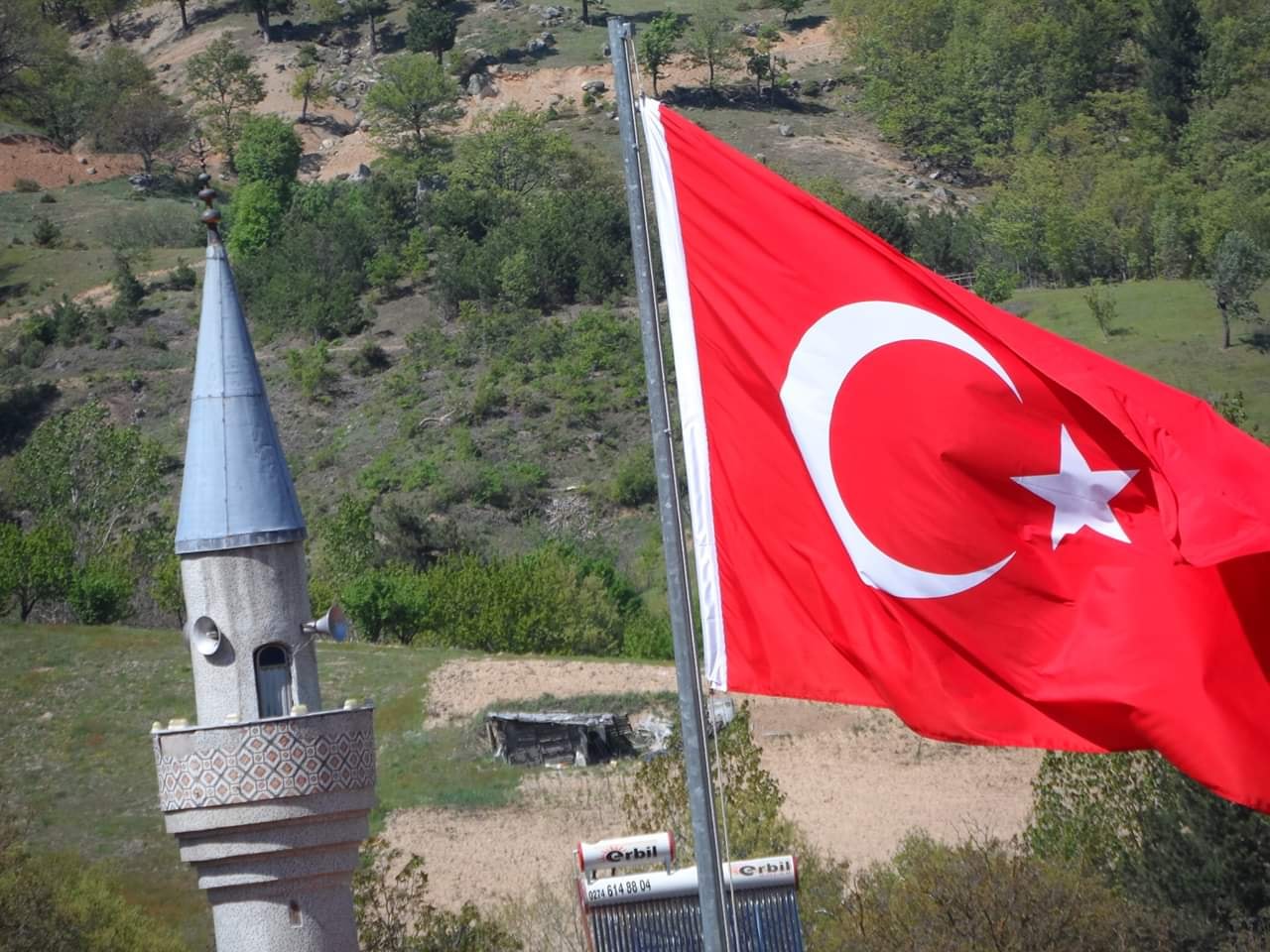 Minare ve bayrak